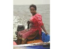  കൈമുതല്‍ കടലോളം ധൈര്യം: രേഖയ്ക്ക് ആഴക്കടലില്‍ മീന്‍ പിടിക്കാന്‍ ലൈസന്‍സ്, ആദ്യ വനിത!