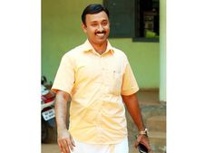 പെണ്‍കുട്ടികളെ പീഡിപ്പിച്ചകേസില്‍ മുങ്ങിയ മലപ്പുറത്തെ യൂത്ത്‌ലീഗ് നേതാവിനെതിരെ ലുക്ക് ഔട്ട് നോട്ടിസ് പുറപ്പെടുവിക്കും, പ്രതി വിദേശത്തേക്കു കടന്നതായും സംശയം