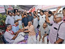 ധനമന്ത്രിയുമായുള്ള ചര്‍ച്ച: ഗ്രാമീണ ബാങ്ക് സമരം ഒത്തുതീര്‍ന്നു, ശാഖകള്‍ വ്യാഴം മുതല്‍  പ്രവര്‍ത്തനം!