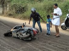 കുണ്ടന്നൂർ മേൽപ്പാല നിർമ്മാണം: പൈലിംഗ് ചെളി റോഡിലേക്കൊഴുക്കി, വാഹനങ്ങൾ തെന്നിവീണു