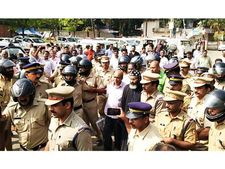  കോതമംഗലം ചെറിയ പള്ളി പരിസരത്ത് രാത്രിയിലും നിലയുറപ്പിച്ച് തോമസ് പോള്‍ റബ്ബാനും വിശ്വാസികളും. സംഘര്‍ഷം ഒഴിയുന്നില്ല!!!