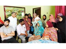   ബാംഗ്ലൂര്‍ സ്‌ഫോടന കേസില്‍ ജയിലില്‍ കഴിയുന്ന പരപ്പനങ്ങാടി സ്വദേശി സക്കരിയയുടെ മാതാവിനെ കാണാന്‍ ജെഎന്‍യു ക്യാംപസില്‍നിന്നും കാണാതായ നജീബിന്റെ മാതാവെത്തി