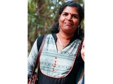   ശബരിമലകയറിയ കനകദുര്‍ഗയെ കണ്ടെത്തണമെന്ന്  ബന്ധുക്കള്‍, താന്‍ സുഹൃത്തിന്റെ വീട്ടിലുണ്ടെന്ന  ഫേസ്ബുക്ക് ലൈവില്‍ കനകദുര്‍ഗ 