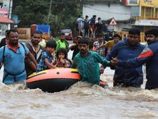പ്രളയ ദുരിത ബാധിതര്‍ക്കു വിതരണം ചെയ്യാതെ കെട്ടിക്കിടന്ന വസ്ത്രങ്ങള്‍ കൊണ്ടു പോകാന്‍ വന്‍ തിരക്ക്