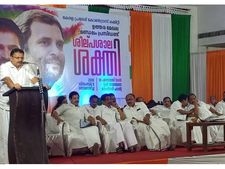 ശബരിമല ഭക്തരുടെ വരവ് കുറയ്ക്കാന്‍ സര്‍ക്കാര്‍ നിരോധനാജ്ഞ നീട്ടുന്നു: കെ മുരളീധരന്‍