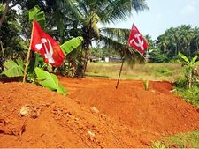  നെല്‍വയല്‍ മണ്ണിട്ട് നികത്താനുള്ള ശ്രമം സിപിഎം തടഞ്ഞു; സ്ഥലത്ത് പാര്‍ട്ടികൊടി നാട്ടി...