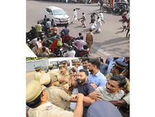  മലപ്പുറത്തെത്തിയ മുഖ്യമന്ത്രിക്ക് യുവമോര്‍ച്ചയുടേയും, യത്ത്‌കോണ്‍ഗ്രസിന്റേയും കരിങ്കൊടി... ഇരുകൂട്ടരും കരിങ്കൊടി കാട്ടിയത് വെവ്വേറെ കാരണങ്ങള്‍ക്ക്, അഞ്ചു യൂത്ത്‌കോണ്‍ഗ്രസുകാര്‍ അറസ്റ്റില്‍, അഞ്ചു യുവമോര്‍ച്ചക്കാര്‍ക്കെതിരെ കേസ്!!