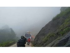  മൂന്നാര്‍ ഗ്യാപ്പ് റോഡില്‍ ഗതാഗതം തടസ്സം..!!! ഈ റോഡ് കടക്കാന്‍ ഏറെ ബുദ്ധിമുട്ടും.!!!