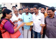  തിരഞ്ഞെടുപ്പിലെ ബിജെപിക്കേറ്റ തിരിച്ചടിയിലും കോണ്‍ഗ്രസിന്റെ മുന്നേറ്റത്തിലും ആഹ്ലാദം: ലഡു വിതരണം! 