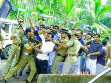 മന്ത്രി ജലീലിനെതിരെ മലപ്പുറത്ത് പ്രതിഷേധം തുടരുന്നു, കരിങ്കൊടി കാട്ടിയതിന് പിന്നാലെ കോലവും കത്തിച്ചു,  പ്രതിഷേധക്കാരെ തടയുന്നതിനിടെ പോലിസ് വാഹനം മന്ത്രിയുടെ കാറിലും ഇടിച്ചു