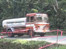 അപകടം പതിങ്ങിയിരിക്കുന്നു ഇവിടെ...!!! കൊച്ചി ധനുഷ്‌കോടി ദേശീയപാതിയില്‍ വീതികൂട്ടില്‍ വൈകുന്നു...