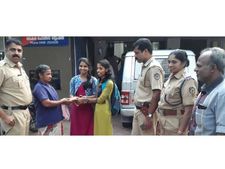 വിദ്യാർത്ഥിനികളുടെ നേരിന് പോലീസിന്റെ പ്രശംസ: പണമടങ്ങിയ പേഴ്‌സ് തിരികെ നൽകി വിദ്യാർത്ഥിനികൾ മാതൃകയായി