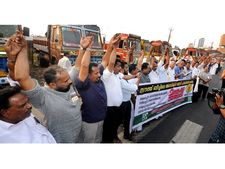 ബീച്ച് ലോറി പാര്‍ക്കിങിന് പരിഹാരമായില്ല; തടയുമെന്ന് പ്രഖ്യാപിച്ച് പ്രദേശവാസികളുടെ മനുഷ്യച്ചങ്ങല 