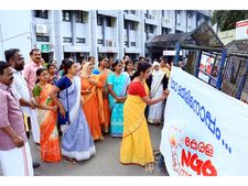 വനിതാ മതിലില്‍ ജില്ലയില്‍ നിന്നും 30,000 പേര്‍ തന്നെ അണിനിരക്കും; മതിലിനെതിരെ യു ഡി എഫിന്റെ വനിതാ മതേതരസംഗമം ശനിയാഴ്ച