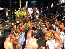 ഗുരുവായൂര്‍ ക്ഷേത്രത്തില്‍ മണ്ഡലകാല ചടങ്ങുകള്‍ക്ക് സമാപനം: കളഭത്തിലഭിഷിക്തനായ കണ്ണനെ കണ്‍കുളിര്‍ക്കെ കണ്ടത് ആയിരങ്ങള്‍