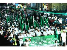 ആയിരങ്ങളെ അണിനിരത്തി വയനാട്ടില്‍ യൂത്ത്‌ലീഗ് യുവജനയാത്ര: നിയസഭാ സമ്മേളനം പിരിച്ചുവിട്ടതിന് വിമര്‍ശം!
