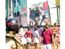 ശബരിമല കര്‍മസമിതി ഹര്‍ത്താലില്‍ തൃശൂരിൽ വ്യാപക അക്രമം, വാടാനപ്പള്ളിയില്‍ മൂന്നുപേര്‍ക്കു കുത്തേറ്റു, കെഎസ്ആര്‍ടിസി ബസുകള്‍ തകര്‍ത്തു, മാധ്യമപ്രവര്‍ത്തകര്‍ക്കു മര്‍ദനം, ജനജീവിതം സ്തംഭിച്ചു!!