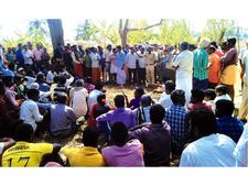 യുവാവിനെ കടുവ കൊലപ്പെടുത്തിയ സംഭവം: നാട്ടുകാരുടെ പ്രതിഷേധം ഫലം കണ്ടു, കുടുംബത്തിന് അഞ്ച് ലക്ഷം രൂപ നഷ്ടപരിഹാരം, ഭാര്യക്ക് വനംവകുപ്പില്‍ ജോലി!!