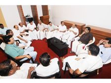    കരിപ്പൂര്‍ വിമാനത്താവള ഇന്ധന നികുതിയിലെ അസമത്വം; ശക്തമായ സമര നടപടികളില്‍ ആരംഭിക്കാന്‍ ജനപ്രതിനിധികളുടെ യോഗത്തില്‍ തീരുമാനം