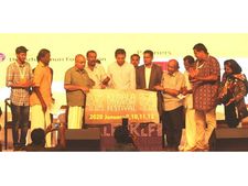 ശബരിമലയില്‍ ആചാരങ്ങള്‍ നിലനില്‍ക്കട്ടെ; ഇത്തരം വിഷയങ്ങളിൽ കോടതി ഇടപെടാതിരിക്കുന്നതാണ് നല്ലതെന്ന് ചേതന്‍ ഭഗത് 
