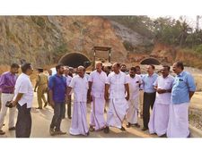 കുതിരാന്‍ തുരങ്ക നിര്‍മാണം നിലച്ചിട്ട് ആറു മാസം: വടക്കഞ്ചേരി മണ്ണുത്തി ആറുവരിപ്പാതയുടെ നിര്‍മാണവും!!