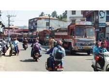 വയനാട്ടില്‍ പണിമുടക്ക് പൂര്‍ണം; ഭൂരിഭാഗം കടകളും തുറന്നില്ല, ചരക്കുലോറികള്‍ തടഞ്ഞിട്ടു!!