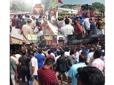  മലപ്പുറത്ത് സ്വകാര്യ വാഹനങ്ങള്‍ സര്‍വീസ് നടത്തി, പെട്രോള്‍ പമ്പുകള്‍ പലതും തുറന്നു, അങ്ങാടിപ്പുറത്തും, പരപ്പനങ്ങാടിയിലും ട്രെയിന്‍ തടഞ്ഞു, മഞ്ചേരിയില്‍ സംഘര്‍ഷം