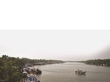 മു​ന​മ്പം ഹാ​ർ​ബ​റി​ൽ നി​ന്നു ക​ട​ന്ന​ത് ശ്രീ​ല​ങ്കൻ ത​മി​ഴ് വം​ശ​ജർ; തീരത്ത് പരിശോധന ശക്തമാക്കി പോലീസ്, ഒരാൾ കസ്റ്റഡിയിലെന്ന് സൂചന