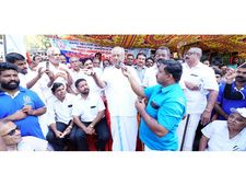 ജി എസ് ടിക്ക് പുറമെ സെസ് പിരിക്കാനുള്ള നീക്കം; വ്യാപാരികൾ കലക്‌ട്രേറ്റ് ഉപരോധിച്ചു; ആയിരങ്ങൾ പങ്കെടുത്തു