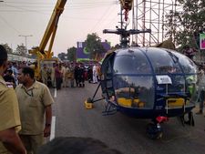 നാവിക സേനയുടെ ഹെലികോപ്ടര്‍ ക്ഷേത്രമുറ്റത്തിറങ്ങി; 2 ഭാഗങ്ങളാക്കി ട്രക്കില്‍ കൊച്ചിയിലേക്ക് മാറ്റി