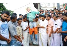 മലപ്പുറത്തെ അപമാനിച്ച ജയരാജനെതിരെ മലപ്പുറത്തെ കോണ്‍ഗ്രസ് പ്രവര്‍ത്തകര്‍,  യൂത്ത് കോണ്‍ഗ്രസുകാര്‍ ജയരാജനെ് കാവിക്കളസാവരണം ധരിപ്പിച്ചു