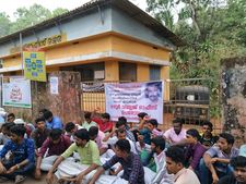  മലപ്പുത്തെ ക്വാർട്ടേഴ്സിൽ യുവാവിനെ കൊലപ്പെടുത്തി;  മുഖ്യപ്രതിയെ സഹായിച്ചത് വില്ലേജ് ഓഫീസറെന്ന് ആരോപണം, സവാദിന്റെ കുടുംബം ഒഴൂര്‍ വില്ലേജ് ഓഫീസ് ഉപരോധിച്ചു