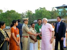 ശബരിമലയില്‍ വിവാദനായകനായി മാറിയ പോലീസ് കമ്മിഷണര്‍ യതീഷ് ചന്ദ്ര പ്രധാനമന്ത്രിയെ സ്വീകരിക്കാന്‍ കുട്ടനെല്ലൂര്‍ ഹെലിപാഡിൽ; കമ്മിഷണര്‍ സല്യൂട്ടടിച്ചു, മോഡി ഹസ്തദാനം നല്‍കി!!