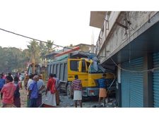 ടോറസ് നിയന്ത്രണം തെറ്റി ഫെഡറല്‍ ബാങ്ക് എടിഎമ്മിലേക്ക് ഇടിച്ചു കയറി: സംഭവം ബുധനാഴ്ച പുലര്‍ച്ചെ