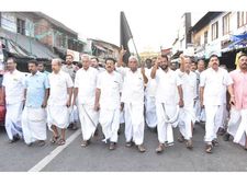 സ്ത്രീകളെ പ്രവേശിപ്പിക്കാന്‍ പിണറായി സര്‍ക്കാര്‍ ഒത്താശ ;ശബരിമല സ്ത്രീ പ്രവേശനം: യു ഡി എഫ് കരിദിനം ആചരിച്ചു 