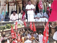 തൃശ്ശൂരിൽ പണിമുടക്ക് രണ്ടാം  ദിവസവും പൂര്‍ണം; സര്‍ക്കാര്‍ ഓഫീസുകള്‍ പ്രവര്‍ത്തിച്ചത് പേരിനുമാത്രം, വിദ്യാഭ്യാസ സ്ഥാപനങ്ങള്‍ ഭൂരിഭാഗവും പ്രവര്‍ത്തിച്ചില്ല