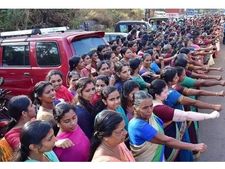 കോഴിക്കോട്ട് ട്രാന്‍സ് വിമനുകളും വനിതാ മതിലില്‍ കണ്ണികളായി: മതിലല്ല, മല തന്നെയെന്ന് വിവി സുഹറ!! 