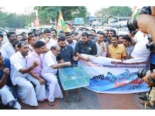   വനിതാ മതില്‍ പൂര്‍ണ്ണ പരാജയമെന്ന്...  യൂത്ത് കോണ്‍ഗ്രസ്സ് മലപ്പുറത്ത് വെള്ളത്തില്‍ വരച്ച് പ്രതിഷേധിച്ചു!!