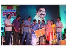 തെരുവുഗായകന്‍ ബാബുബായിക്ക് എം കെ മുനീര്‍ ഹാര്‍മോണിയം കൈമാറി