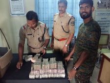 മാനന്തവാടി കാട്ടിക്കുളത്ത് വൻ കുഴൽപ്പണ വേട്ട: പിടിച്ചെടുത്തത് 1.30 കോടി... കൊടുവള്ളി സ്വദേശി അറസ്റ്റിൽ!!