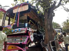    ബൈക്കിലിടിച്ച ബസ് നിയന്ത്രണം വിട്ട് റോഡരികിലെ മരത്തില്‍ഇടിച്ചു  നിന്നു, ബസിന്റെ മുന്‍സീറ്റിലിരുന്ന രണ്ടുപേര്‍ അടക്കം മൂന്നുപേര്‍ മരിച്ചു,  26 പേര്‍ക്ക് പരുക്ക്,  സംഭവം മഞ്ചേരിയിൽ!