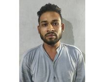 പൊലീസിനെ കണ്ട് വണ്ടി വളച്ച് വീണു: കോഴിക്കോട് കഞ്ചാവുമായി യുവാവ് പിടിയിൽ 