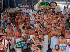 ഗുരുവായൂര്‍ ക്ഷേത്രോത്സവം:  പ്രസിദ്ധമായ ഗുരുവായൂര്‍ ആനയോട്ടം ഞായറാഴ്ച