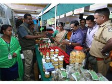  നീലക്കുറുഞ്ഞിയുടെ പൂന്തേനില്‍ നിന്നുള്ള തേനുമായി വനം വന്യജീവി വകുപ്പ്: തേന്‍ ഔഷധഗുണമുള്ളതെന്ന്!!