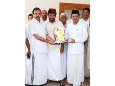  കെഎന്‍എ ഖാദര്‍ എംഎല്‍എയെ സോഷ്യല്‍ മീഡിയയിലൂടെ അപകീര്‍ത്തിപ്പെടുത്തി;  പ്രാദേശിക ലീഗ് നേതാവിന്റെ പ്രാഥമി കാംഗത്വം സാദിഖലി തങ്ങള്‍ സസ്‌പെന്‍ഡ് ചെയ്തു, പുത്തായത് വേങ്ങര പഞ്ചായത്ത് വികസന കാര്യ സ്റ്റാന്റിംഗ് കമ്മിറ്റി ചെയര്‍മാൻ