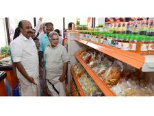 വയനാട്ടിലെ ആദ്യത്തെ കുടുംബശ്രീ ബസാര്‍ പ്രവര്‍ത്തനം തുടങ്ങി;  ഉല്പന്നങ്ങള്‍ക്ക് സുസ്ഥിര വിപണി ഉറപ്പാക്കുമെന്ന് മന്ത്രി ചന്ദ്രശേഖരന്‍