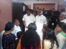 വസന്തകുമാറിന്റെ വീട് മുഖ്യമന്ത്രി പിണറായി വിജയൻ സന്ദർശിച്ചു: സന്നദ്ധമെങ്കിൽ ഭാര്യ ഷീനക്ക് എസ് ഐ തസ്തികയിൽ ജോലി നൽകുമെന്ന് മുഖ്യമന്ത്രി