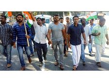 വയനാട്ടില്‍ ഹര്‍ത്താല്‍ പൂര്‍ണമാവുന്നു; കടകമ്പോളങ്ങള്‍ അടപ്പിച്ചു; ബസ് സര്‍വീസുകള്‍ നിര്‍ത്തി; ജില്ലയിലുടനീളം യൂത്ത് കോണ്‍ഗ്രസ് പ്രവര്‍ത്തകര്‍ പ്രകടനം നടത്തി