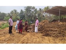 ചെങ്ങാലൂര്‍ കുട്ടാടന്‍ പാടത്ത് അനധികൃത കളിമണ്‍ ഖനനം; എടുത്ത കളിമണ്ണ് തിരിച്ചുകൊണ്ടിടമെന്നാവശ്യപ്പെട്ട്  വില്ലേജ്,കൃഷി ഓഫീസര്‍മാര്‍ ഓട്ടുകമ്പനിയില്‍ കുത്തിയിരിപ്പ് സമരം നടത്തി