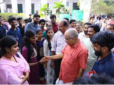പണ്ടു പഠിച്ച ക്യാംപസ്... സ്ഥാനാര്‍ഥികളുടെ വീക്ക്‌നെസ് , ഗുരുവായൂരപ്പന്‍ കോളെജിന്റെ പടികള്‍ ചവിട്ടി  എ പ്രദീപ് കുമാർ